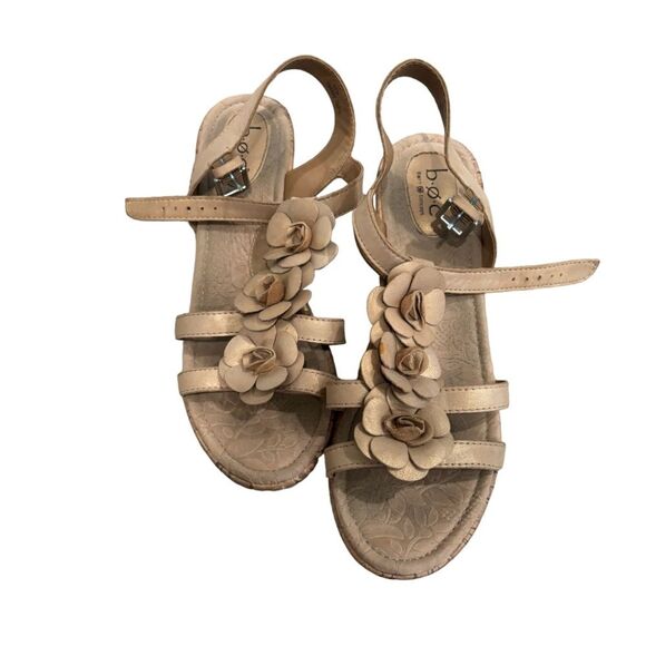 BOC Born Concept Tan Gold Metallic Leather Slingback Wedge Sandal Flowers Sz 10 - Picture 1 of 5